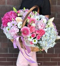 Композиция солнечный день в Саркташе Цветочная композиция из Розы, Хризантемы, Пионы и Лизиантусы в корзине в Саркташе