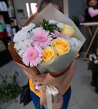 Букет цветов из:  Герберы, Розы и Хризантемы в Саркташе